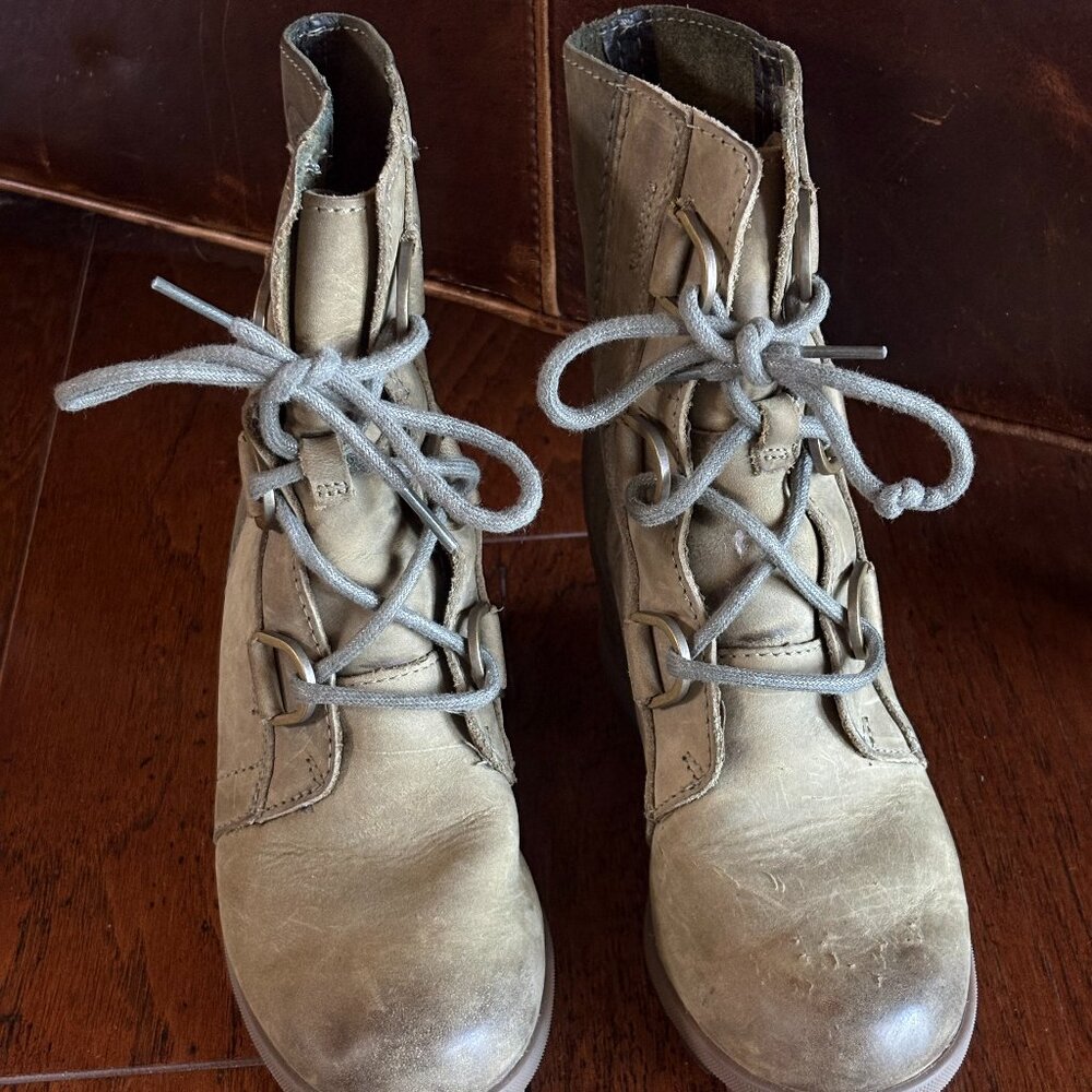 Sorel Wedge Boots.  Size 5. Green.